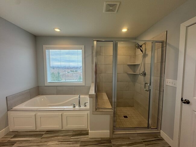 Building Photo - Luxury 5BR 4 BA Home w/ Pool and Clubhouse Access in GREAT location!