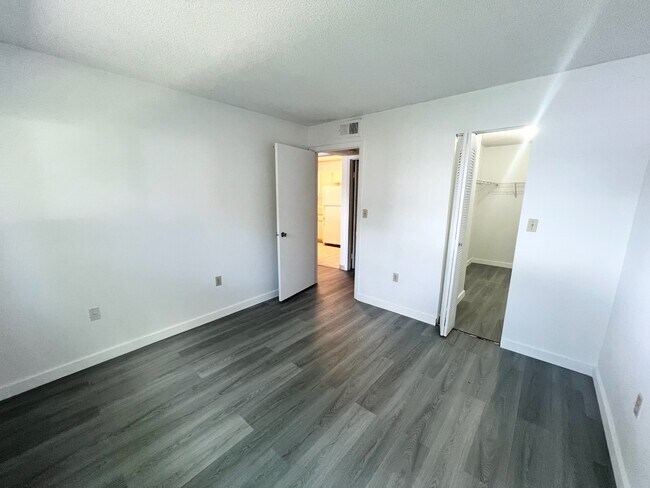 Building Photo - 350 Palm Cir W