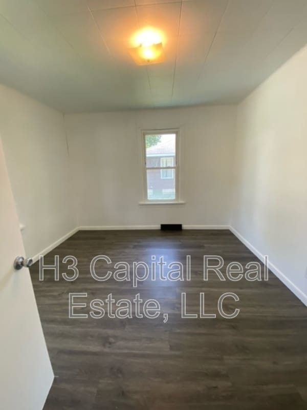 Building Photo - 562 Wilson Ave