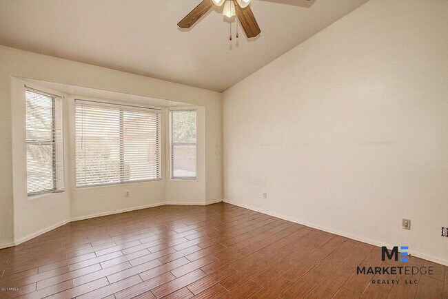 Building Photo - 3Bed/2Bath Home at Lower Buckeye Rd! JOIN ...