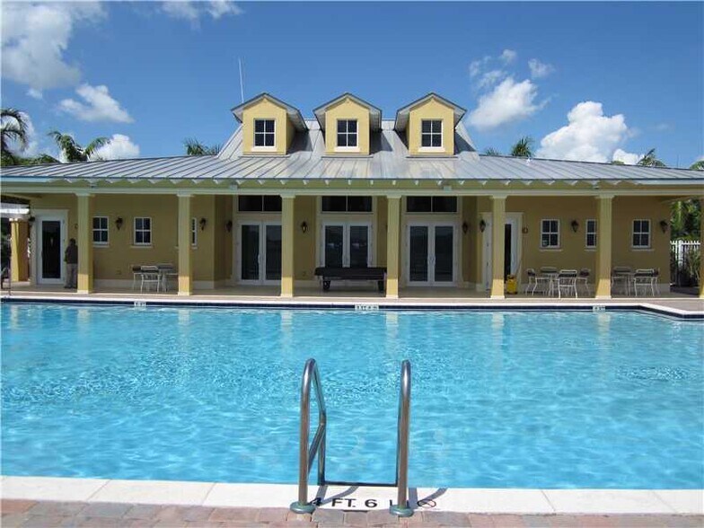 Building Photo - 2271 NE 42nd Cir