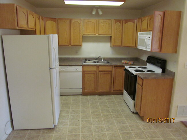 Building Photo - 2 Bed 2 Bath Condo....Available Now In Gat...