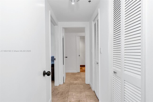 Building Photo - 1581 Brickell Ave