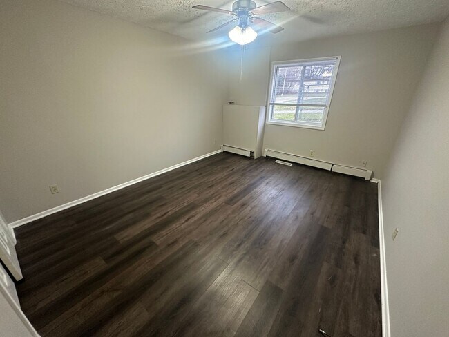 Building Photo - 607 Hillview Dr