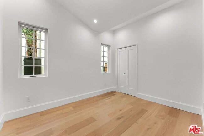 Building Photo - 9005 Rosewood Ave