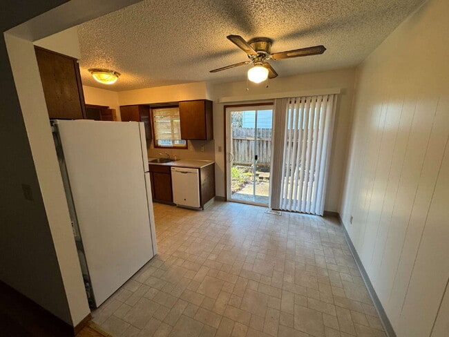 Building Photo - Milwaukie 2 Bedroom Duplex **One Portable AC window Included**