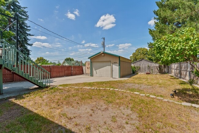 Building Photo - 2721 E Longfellow Ave