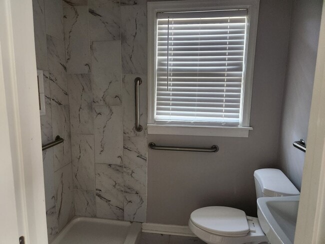 Building Photo - Newly Renovated 2 Bedroom 1 Bath