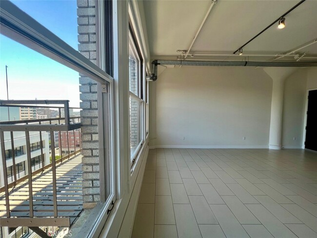 Building Photo - 939 S Broadway-