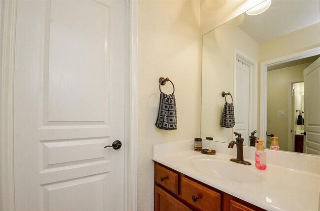 Building Photo - 25935 Foxrun Vista Dr