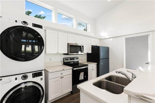 Building Photo - 552 N Cambridge St