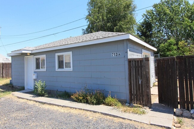 Building Photo - East Kennewick Stand-Alone Studio Apartment