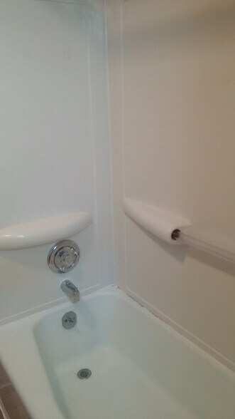 Bathtub - 552 Park Ave