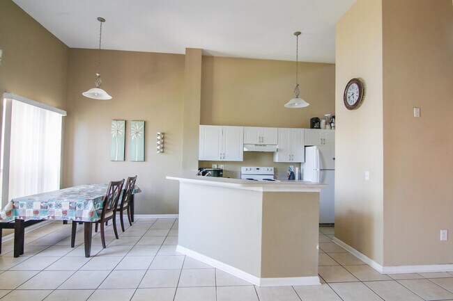 Building Photo - 4807 Via Palm Lakes Via