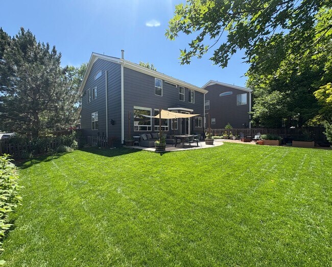 Building Photo - High-End 4 Bed 3.5 Bath Home Next to Arapa...
