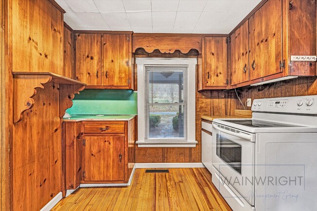 Building Photo - Charming Country Cottage Now Available