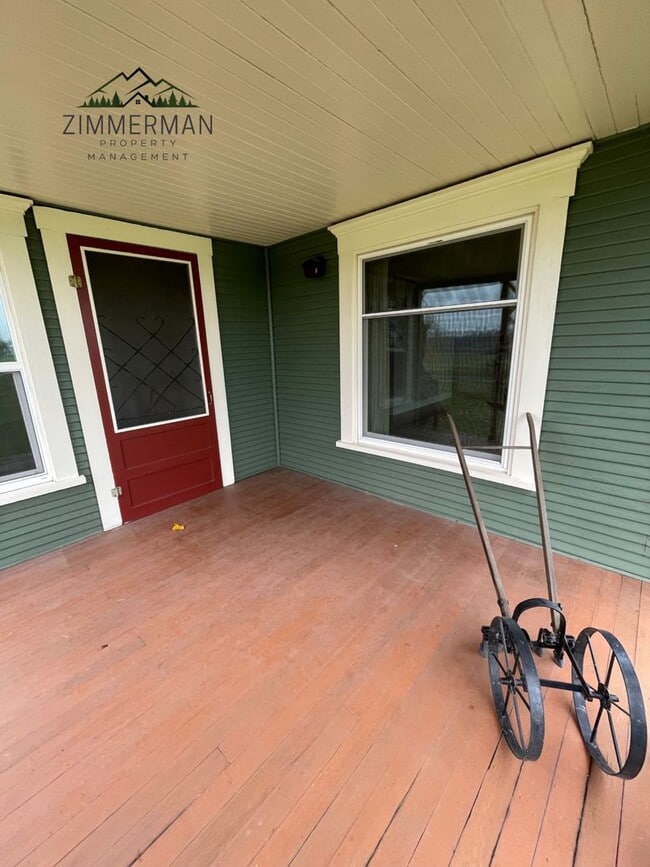 Building Photo - Adorable Updated Farmhouse in Creswell, OR