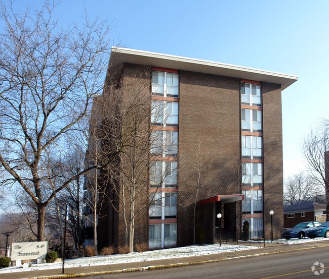 Building Photo - The Summit