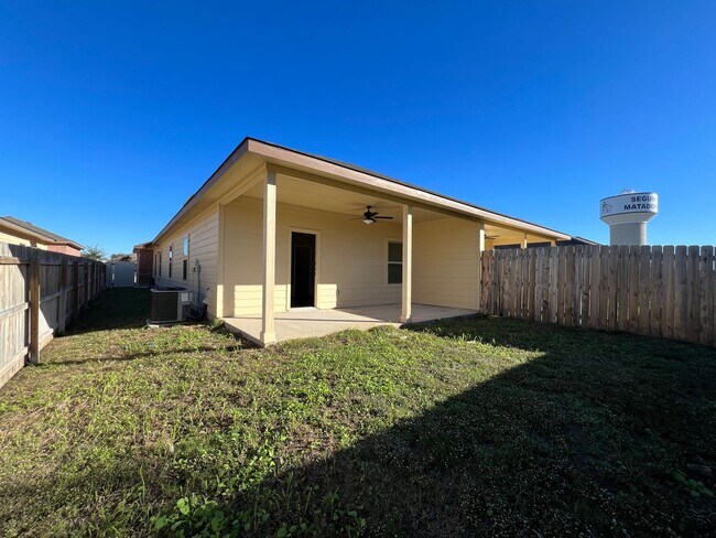 Building Photo - Luxury 3/2 Duplex in Seguin, Texas