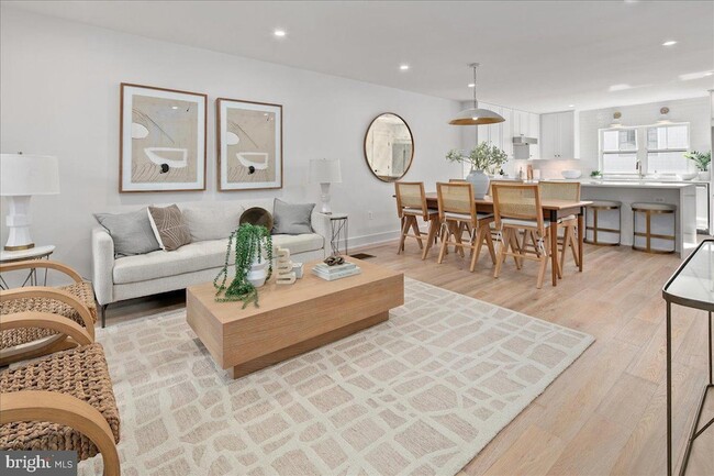 Building Photo - 911 N Irving St