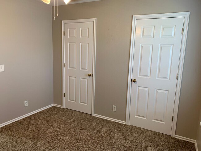 Building Photo - Spacious 4-bedroom home offers an easy com...