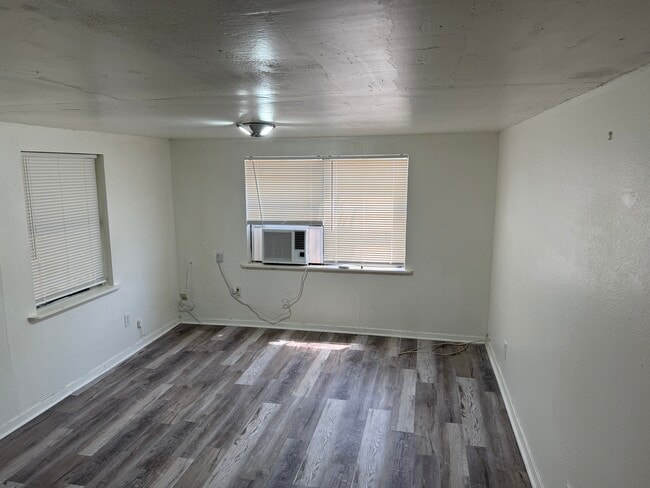 Building Photo - 401 Murdock Ave