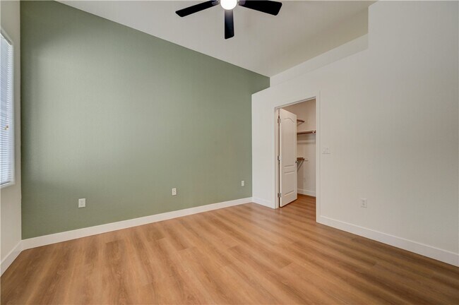 Building Photo - 2305 W Horizon Ridge Pkwy