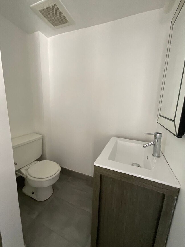 Building Photo - 624 Catharine Street