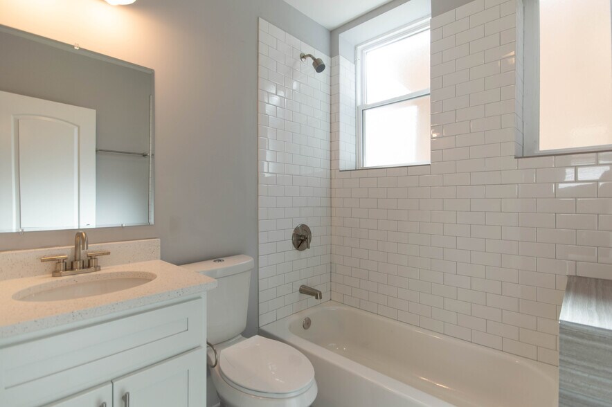 Building Photo - 2117 W 18th St
