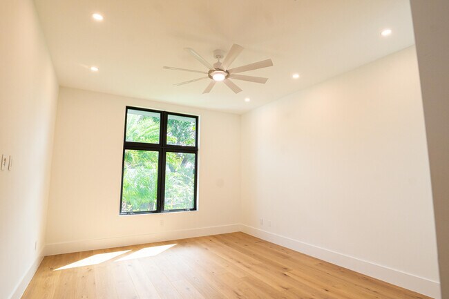 Building Photo - 333 NE Spanish Ct