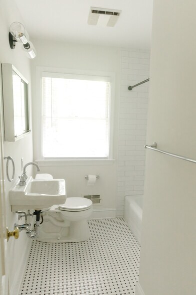 Main Hall Bathroom - 1941 N Junaluska Dr