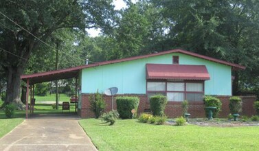 Building Photo - 3 Bedrooms and 1 Bathroom - MOVE-IN SPECIAL: $200 off first months rent