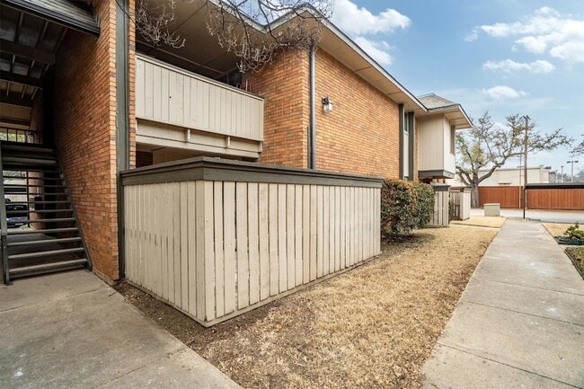 Building Photo - 2808 Escada Dr