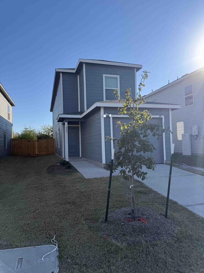 Primary Photo - 807 Sandhill Crane Ln