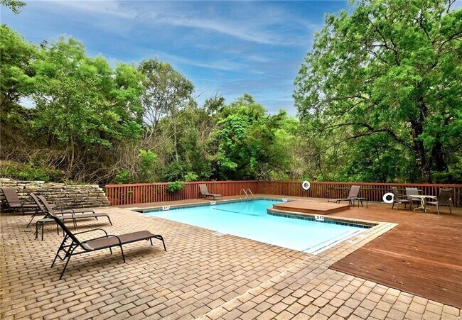 Building Photo - 5511 Oakwood Cove