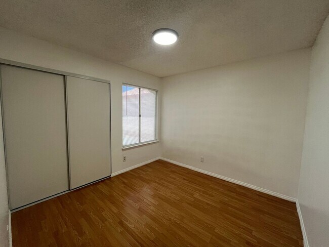 Building Photo - Bright & Beautifully Renovated 3 Bed, 2 Ba...