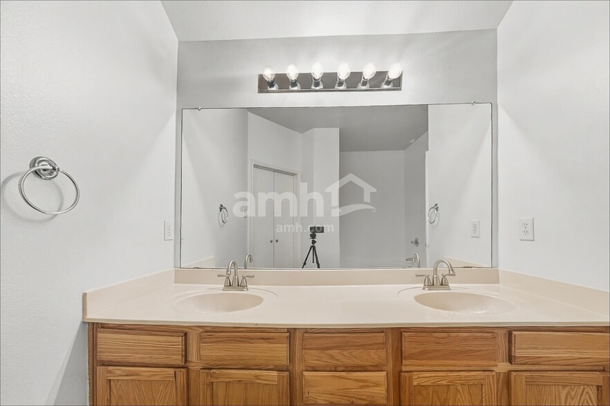 Building Photo - 4000 Hidden Meadow Ct
