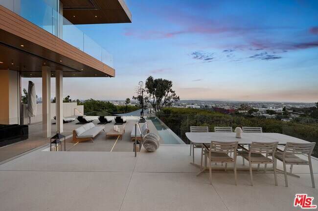 Building Photo - 1430 Sunset Plaza Dr