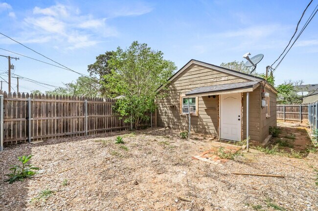 Building Photo - Charming Efficiency, Minutes from Texas Tech