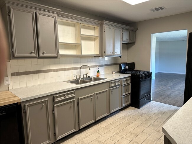 Building Photo - 2502 Kingsdale Dr