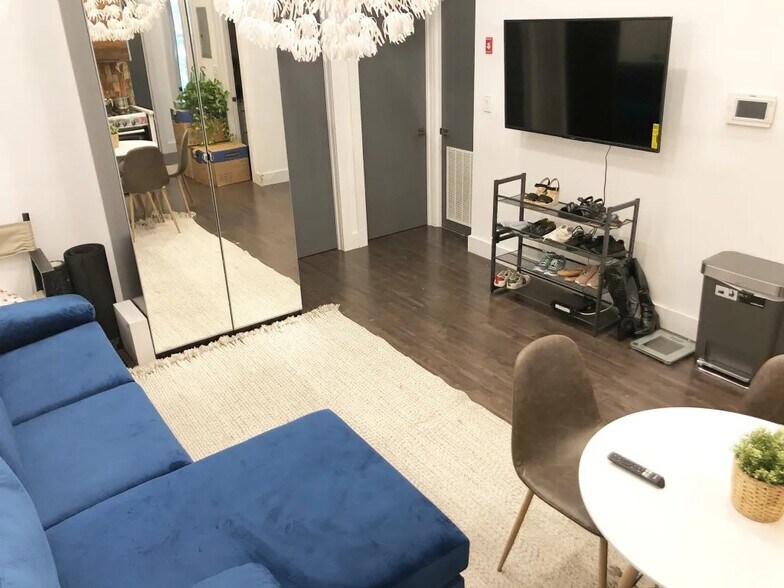 Building Photo - Furnished room/NOT APARTMENT