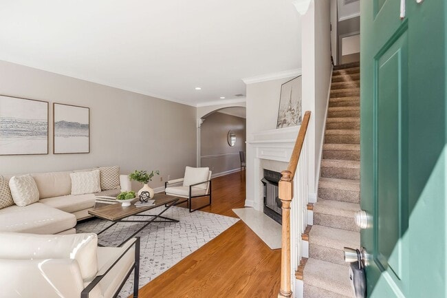 Building Photo - FABULOUS LOCATION!! 2BEDROOM 2 BATH TOWNHO...