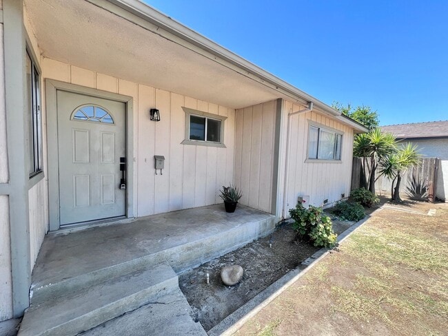 Building Photo - $2,395 Gettysburg & Minnewawa, 3 Bedroom 2...