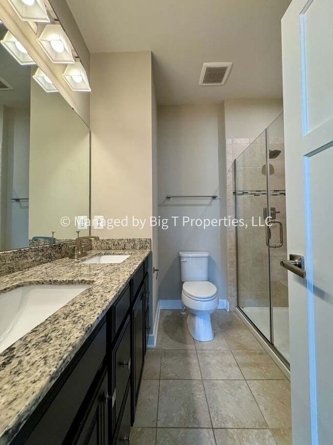 Building Photo - Walk to Largo Metro!