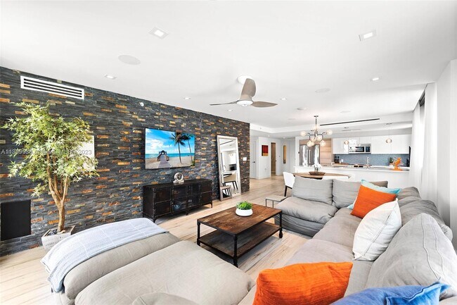 Building Photo - 9940 W Bay Harbor Dr