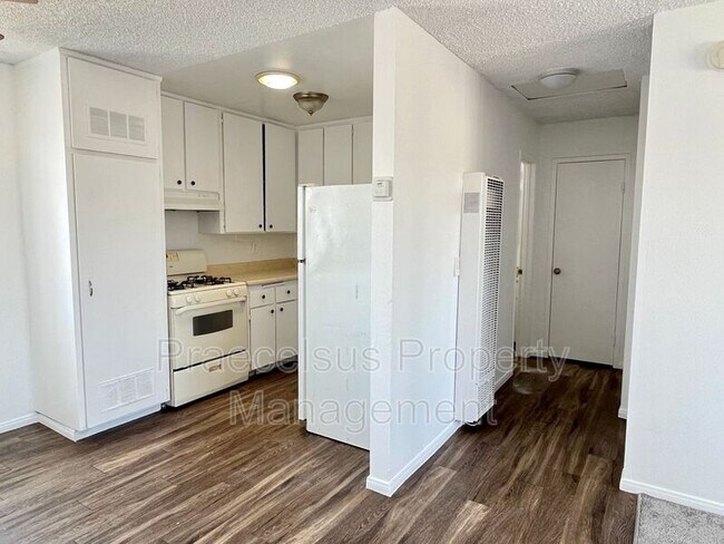 Building Photo - 324 Zenith St