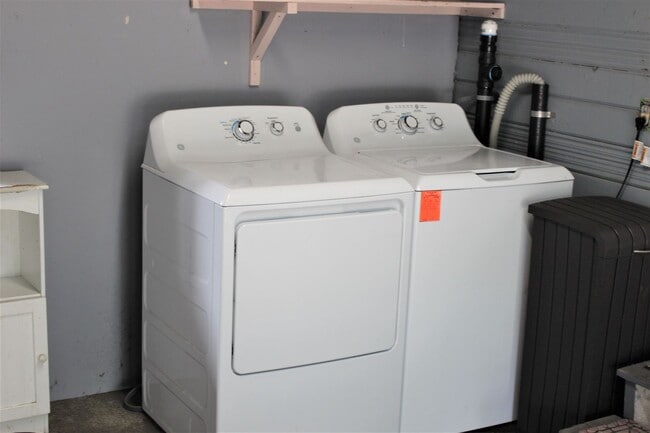 Building Photo - Clean 2 bedroom 1 bath by Columbia River Marina!