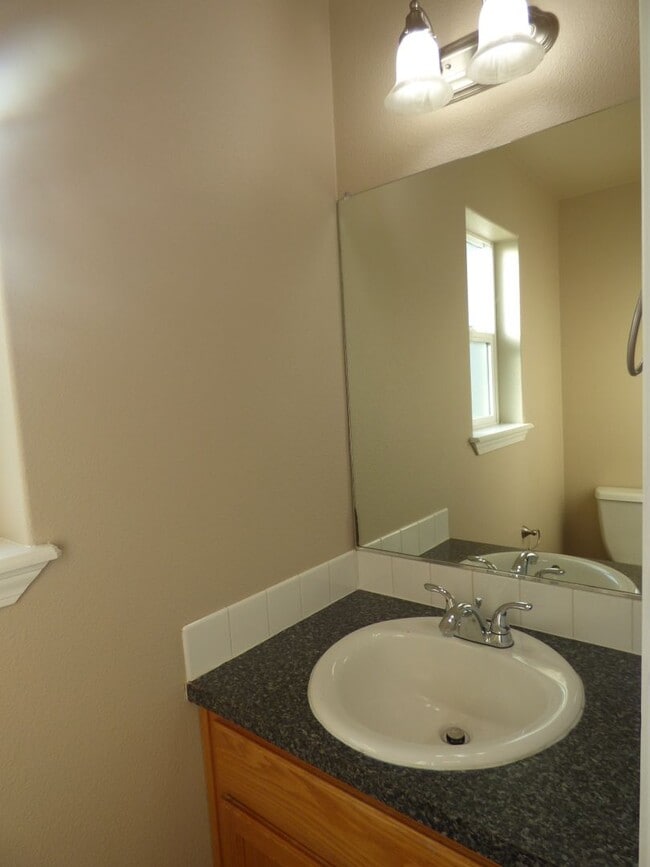 Building Photo - 3 bed 2.5 bath House in Stayton!! Close to...