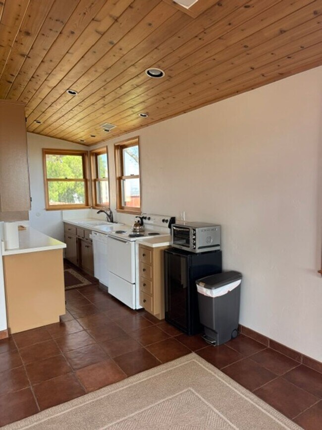 Building Photo - 1475 Cougar Ridge Rd
