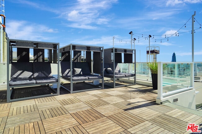 Building Photo - 939 S Broadway